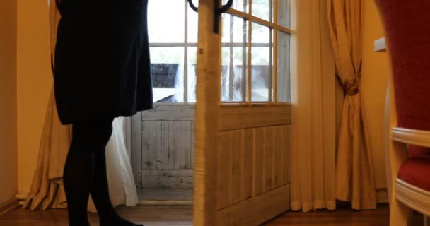 Dívka zavírá skleněné dveře balkonu — Stock video