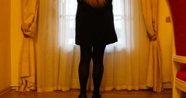 Kız perdeleri açtı ve balkonun kapılarını açtı.