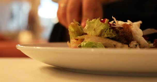 A salada é comida usando aparelhos de cozinha — Vídeo de Stock