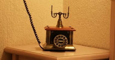 Eski telefon cihazının ahizesini çıkarma
