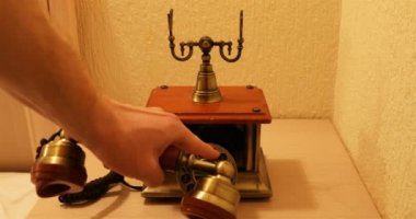 Vintage cihazın el seti çıkarıldığında numara aranır.