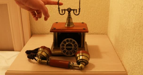 Comprobación de la función del viejo aparato telefónico vintage — Vídeo de stock