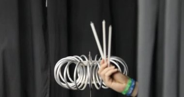 Tesla Coil elinde yıldırım ve dönüm lambaları çekim