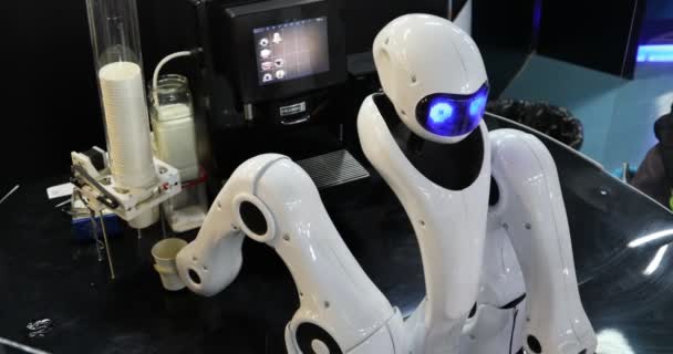 Robô com inteligência artificial está preparando o café — Vídeo de Stock