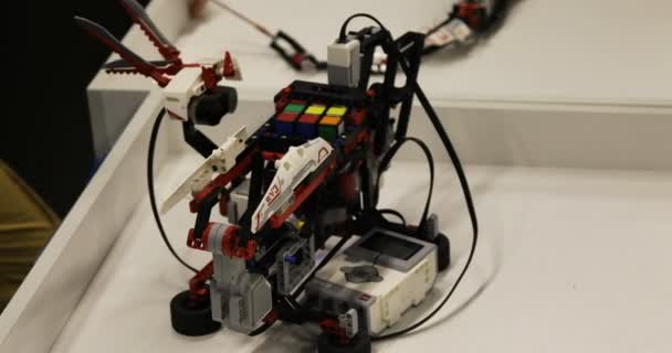 El robot está resolviendo el cubo de Rubik automáticamente — Vídeo de stock