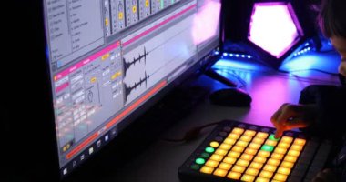 Anahtar işlemini kullanarak bilgisayarda müzik oluşturma