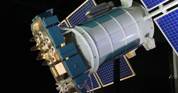 Modellera av jord s-satelliten i utrymmet — Stockvideo