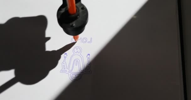 Robot kresuje perem na papír s kuličkou na papíře — Stock video