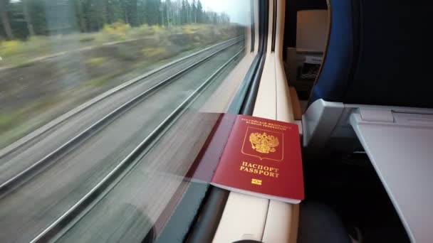 El pasaporte está cerca de la ventana del tren. — Vídeos de Stock