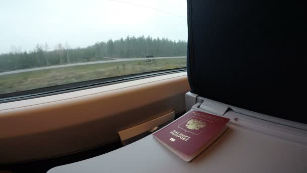 Гражданский паспорт туриста лежит на столе в поезде — стоковое видео