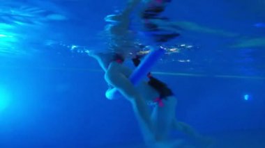 Küçük yüzme kız sualtı görünümü
