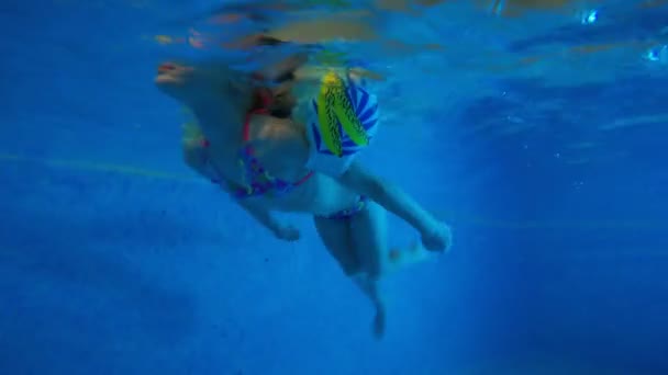 Het meisje zwemde in de opblaasbare armbandjes — Stockvideo