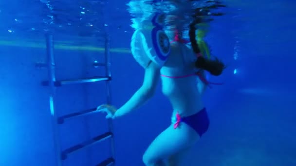 La fille sort de la piscine. — Video