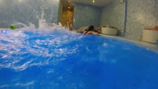 La deportista está moviendo sus piernas, plantando sus manos en la nariz de la piscina — Vídeos de Stock
