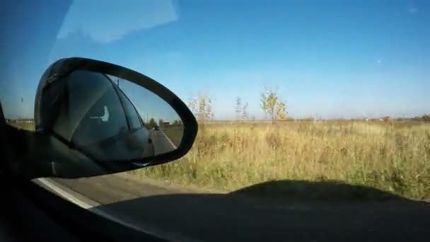 俄罗斯 圣彼得堡 2018 汽车右侧镜中显示了后面的车辆移动情况 — 图库视频影像