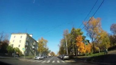 Rusya St. Petersburg 2 Ekim 2018 Araba şehir caddesi boyunca park halindeki araçların yanında nitre gidiyor