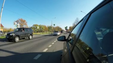 Rusya St. Petersburg 2 Ekim 2018 Sinyalli kavşakta araç çapraz trafikten geçiyor