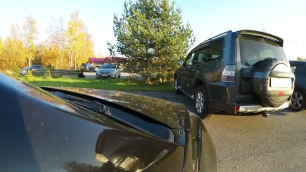 El coche está sacando el estacionamiento. — Vídeo de stock