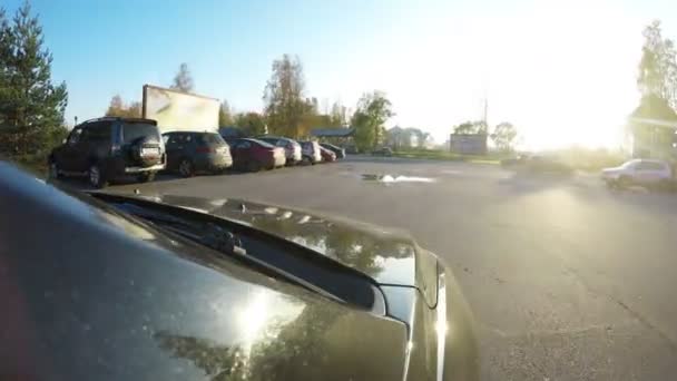 El coche saca el estacionamiento y conduce a la autopista — Vídeo de stock