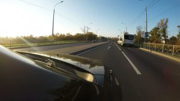 Samochód wyprzeja autobus pasażerski z przyczepą — Wideo stockowe