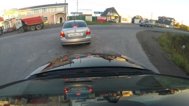 Вид на неконтролируемое пересечение дороги с крыши автомобиля — стоковое видео
