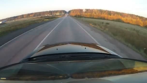 Otoyolun sağ şeridinde seyreden otomobilin yüksek hareketle vurulması — Stok video