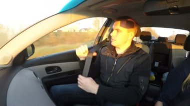 Yolcu, araba sürerken kendini arabaya bağlıyor.