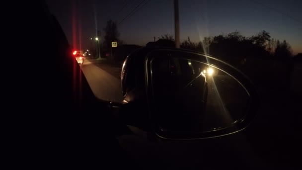 Auta s rozsvítila světla v noci jede po dálnici. — Stock video
