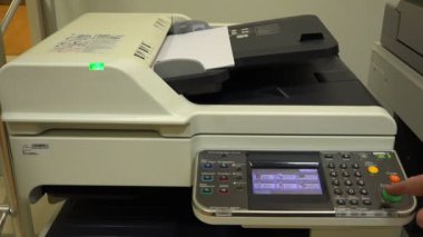 ofis çalışanı bir fotokopi makinesi içerir