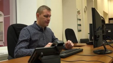 birkaç dakika düşünme, adam çalışmaya devam etti