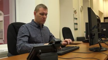 klavyede metin yazarak, adam çalışmıyor düğmesine sinirlendi