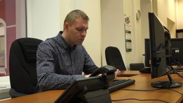 An angry man beats the keyboard — Stock Video