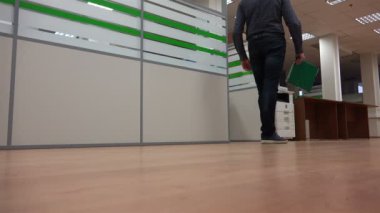 yönetici ekibinin çalışmalarını denetler