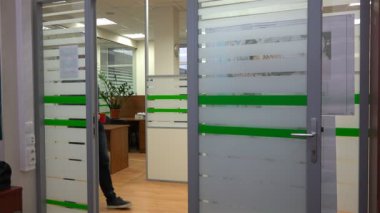 bir fincan kahve ile işyerine dönen adam çalışanları ile karşıladı