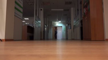 Bir adam boş bir ofise ilk geldi