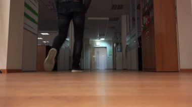 bir çalışan boş bir ofiste yürür