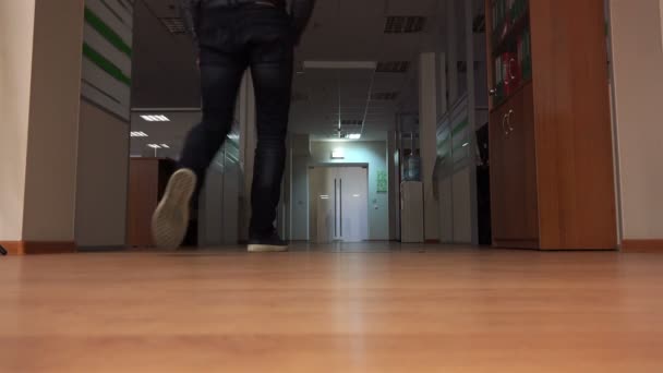 Eén werknemer loopt door een leeg kantoor — Stockvideo