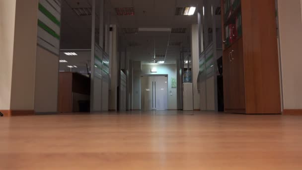 Az üres irodában a fénynél fordult — Stock videók