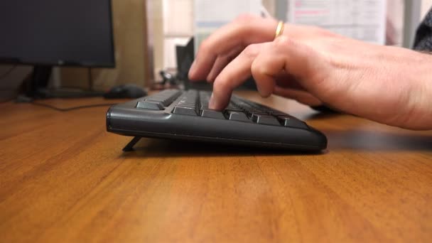 O cara digitando rapidamente no teclado — Vídeo de Stock