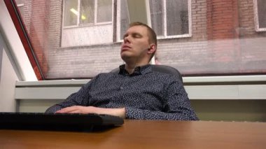 kulaklıkmüzik dinledikten sonra, genç adam dinlenmiş ve çalışmaya ayarlanmış
