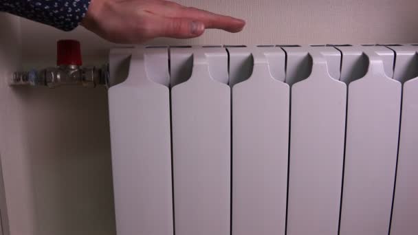 Minska uppvärmningen av batterierna med hjälp av en kran — Stockvideo