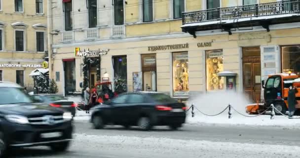 Os veículos de limpeza de neve estão a limpar a rua. — Vídeo de Stock