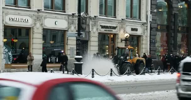 Специальное оборудование очищает улицу от снега — стоковое видео