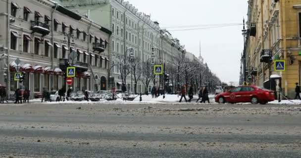 Движение людей и автомобилей по заснеженным городским улицам — стоковое видео