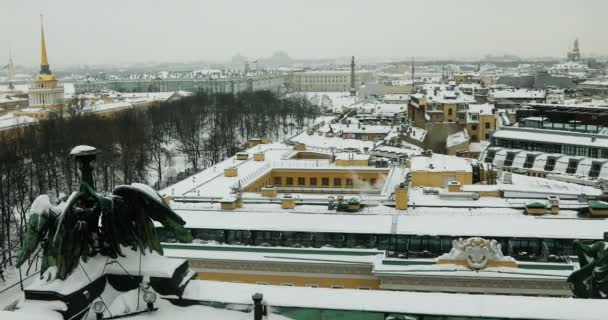 Blick von oben auf die verschneite Sankt-Peterburg — Stockvideo