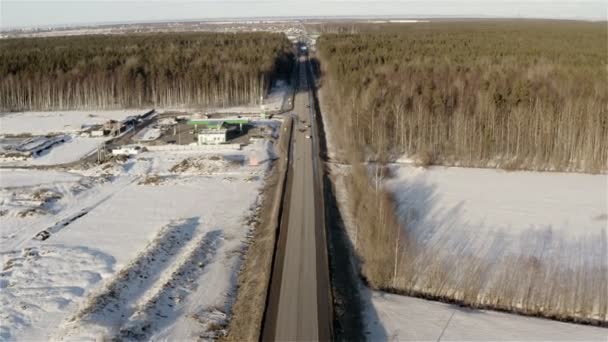 Ruch samochodowy na autostradzie zimą — Wideo stockowe