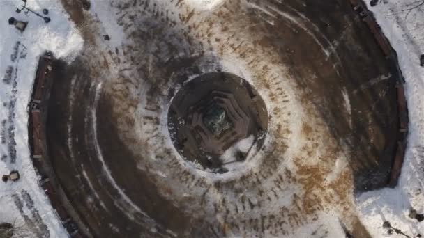 Monumentet i mitten av den runda plattformen. Uppifrån och — Stockvideo