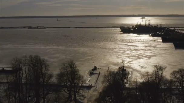 Les navires de guerre sont près du poste à quai de la mer solide — Video