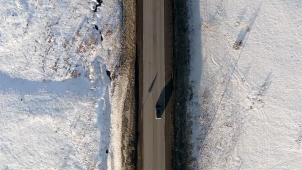 Вид сверху на дорогу зимой — стоковое видео