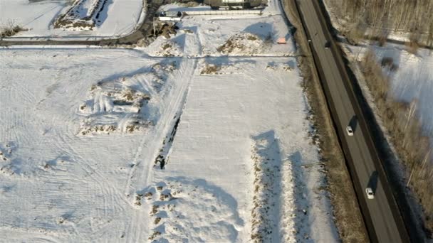 El camino en medio del campo cubierto de nieve — Vídeo de stock